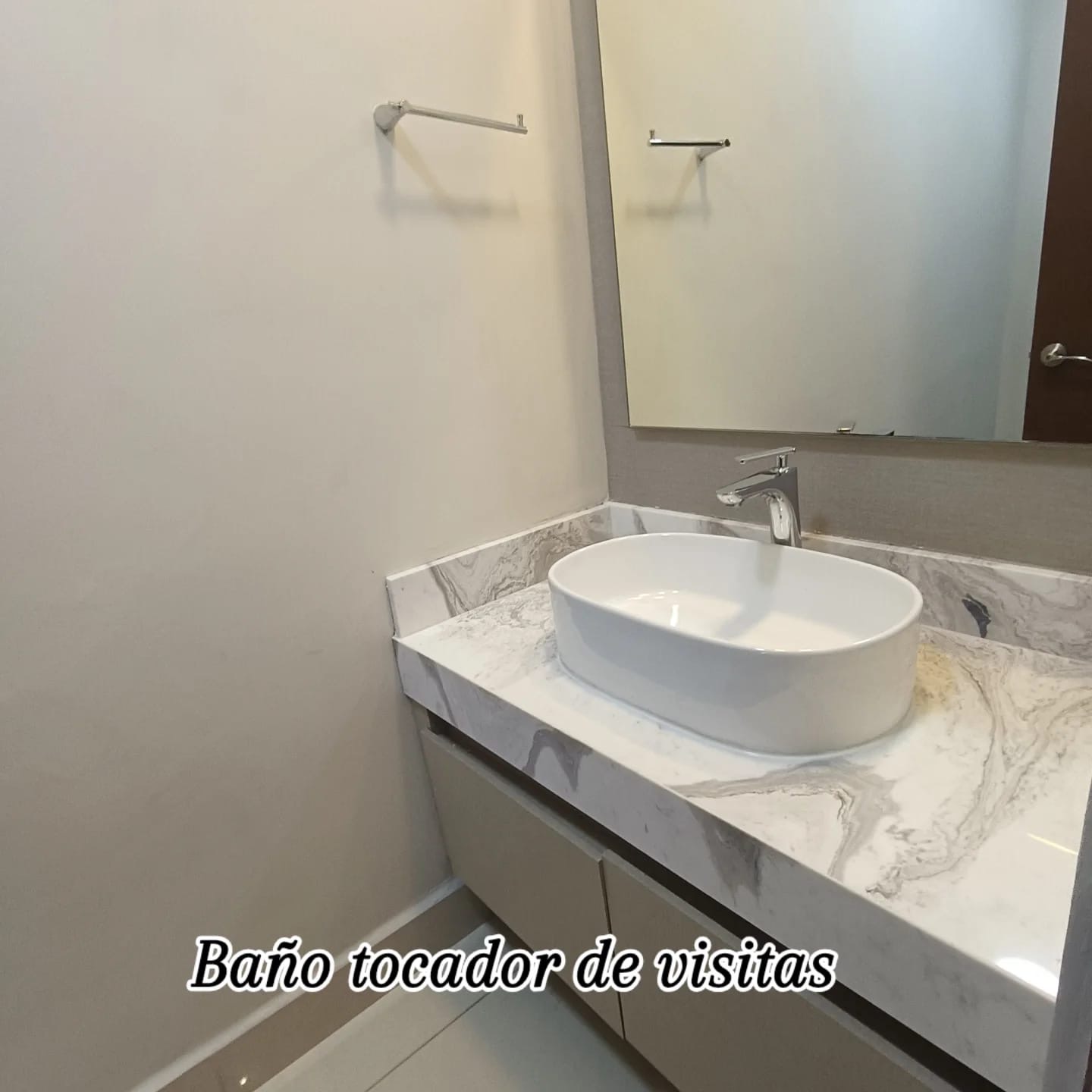 Baño tocador de visitas
